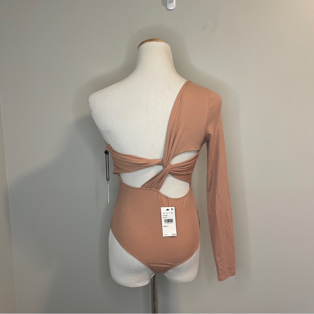 ASTR The Label Twist Back One Sleeve Bodysuit Blush Small - Picture 2 of 5